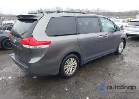 2014 Toyota Sienna Xle V6 8 Passenger z USA, uszkodzony, nr VIN 5TDYK3DC9ES478537